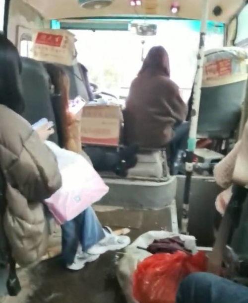 坐大巴车小视频,大巴车上的温馨瞬间